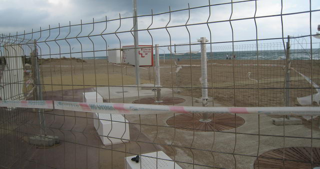 Noves dutxes i plataforma de fusta al nou tram del passeig mar&iacute;tim de Gav&agrave; Mar (20 de setembre de 2008)